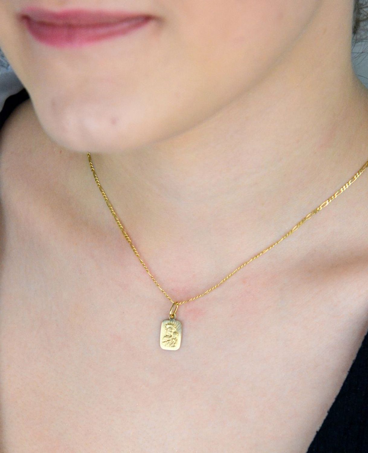 Złota zawieszka prostokąt medalik Matka Boska Częstochowska ZA 4177B. Piękny medalik o bogatej symbolice religijnej w prostokątnym kształcie. Medalik na prezent z okazji Chrztu, Komunii 1.jpg